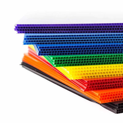 각종 크기와 색상 및 두께로 제공되는 코러브 플라스틱 시트